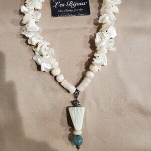 Mother of Pearl Vintage Tropical  Seashell Necklace, Agate Pendant - NWT